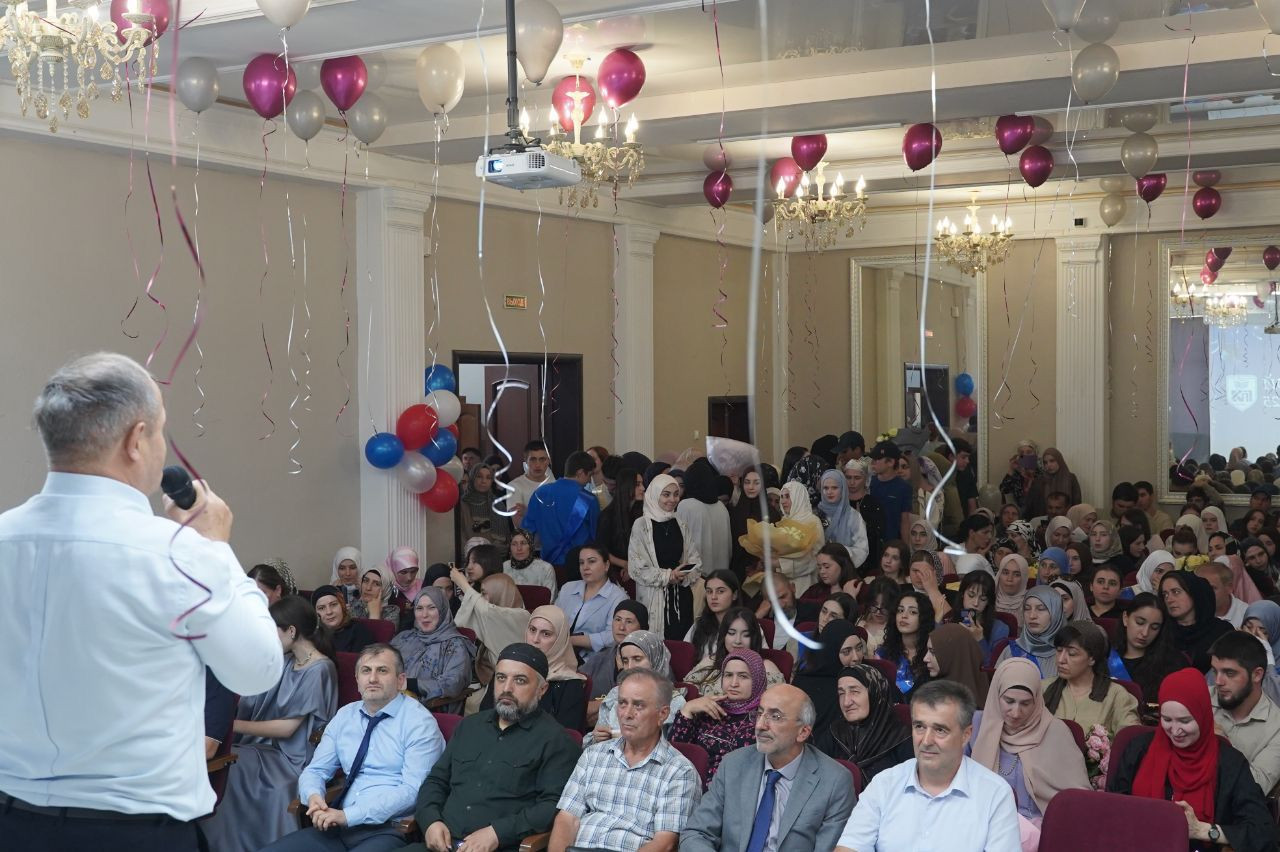 Заместитель министра по национальной политике РД принял участие в торжественном вручении дипломов выпускникам Гуманитарно-педагогического колледжа в Махачкале